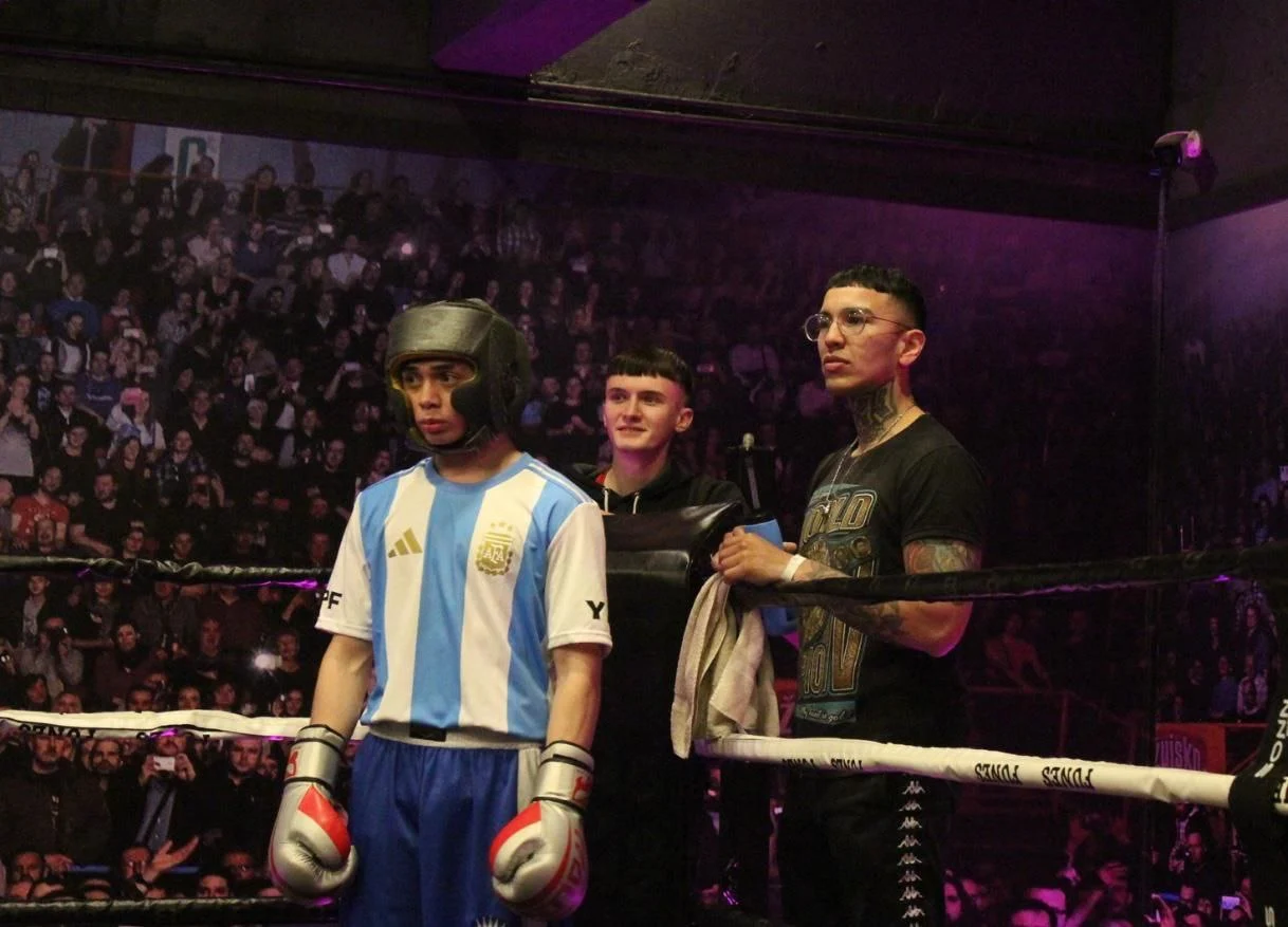 Profesor entrenando a un alumno de boxeo